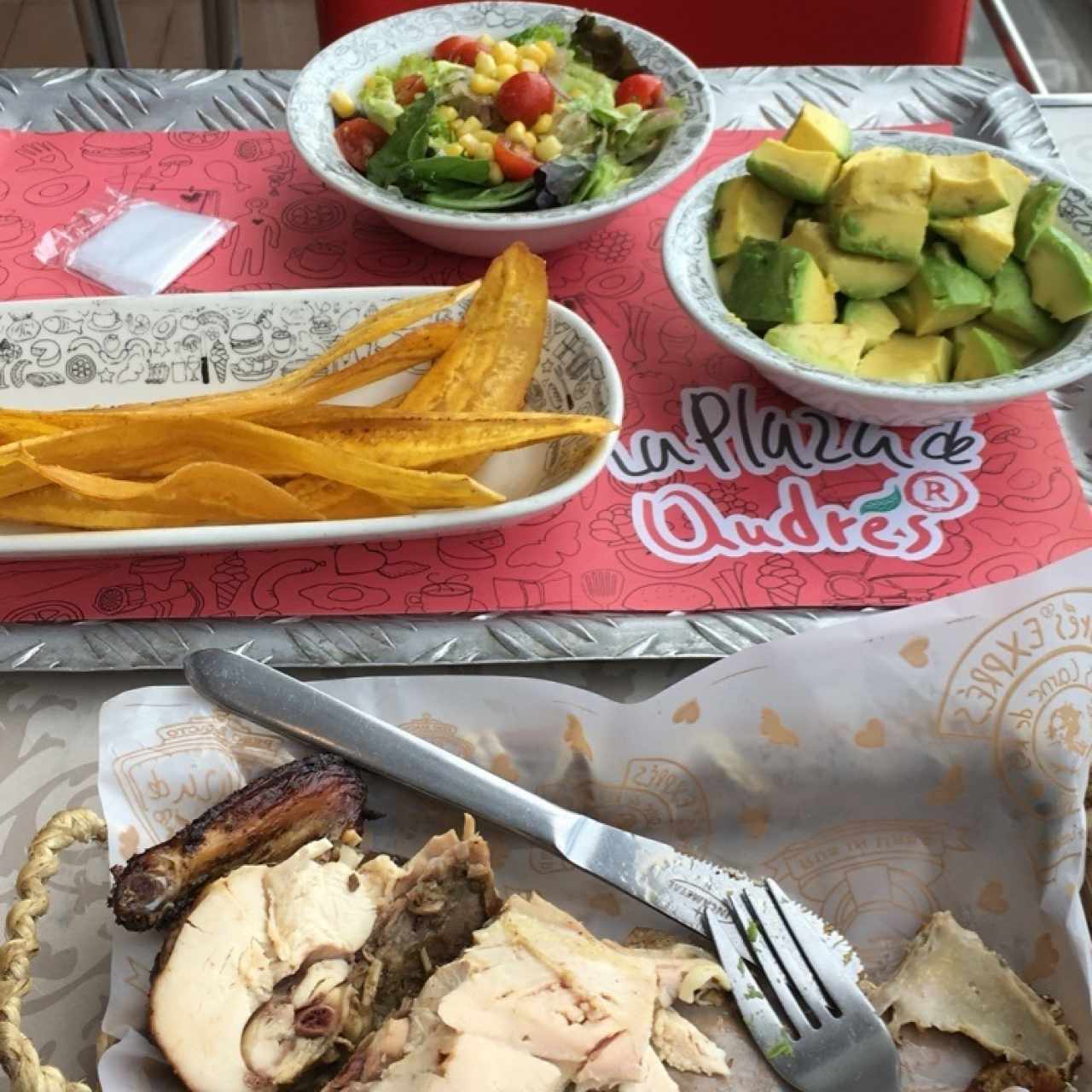 Pollo rostizado, chips, ensalada y aguacate 