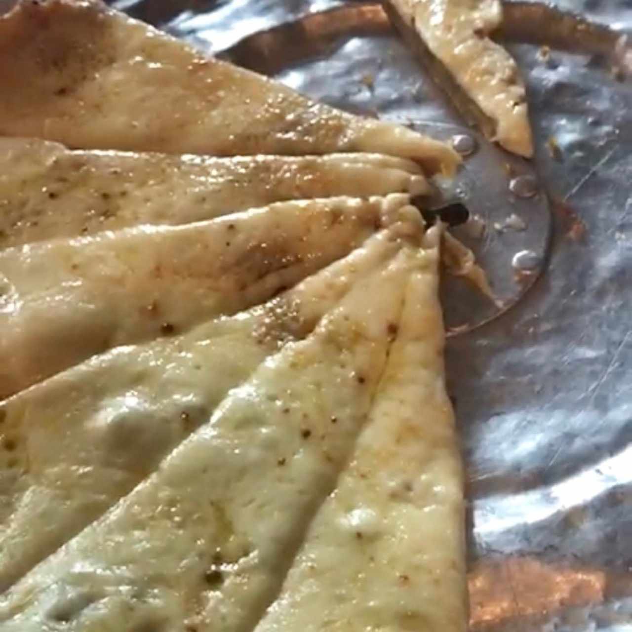 tostones con queso fundido