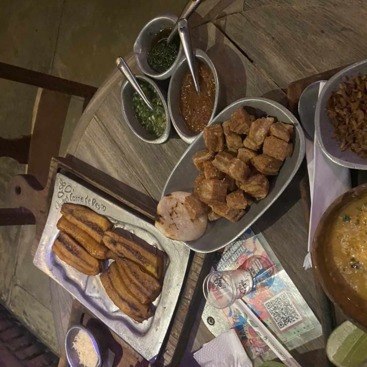 Chicharrón y plátanos 
