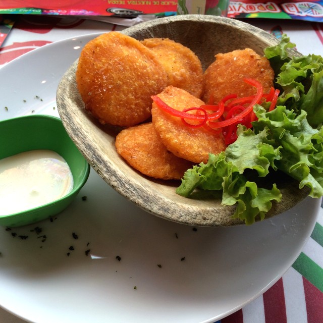 Mini arepas de huevo con suero costeño