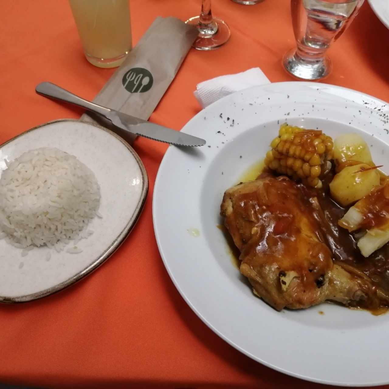SOBRE BARRIGA Y POLLO ASADO EN SALSA TIPICA