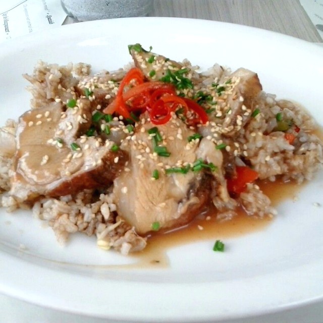 Lomo de cerdo en salsa de tamarindo con arroz al wok