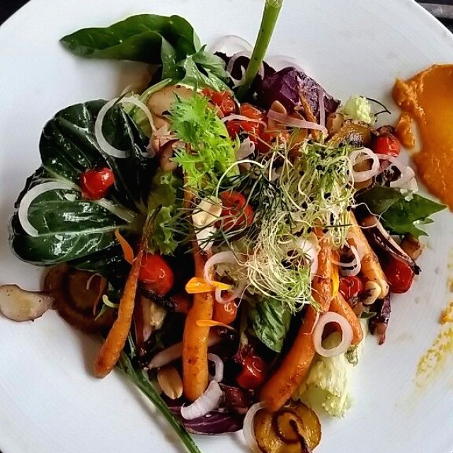 Ensalada de pulpo, vegetales asados mix de hortalizas