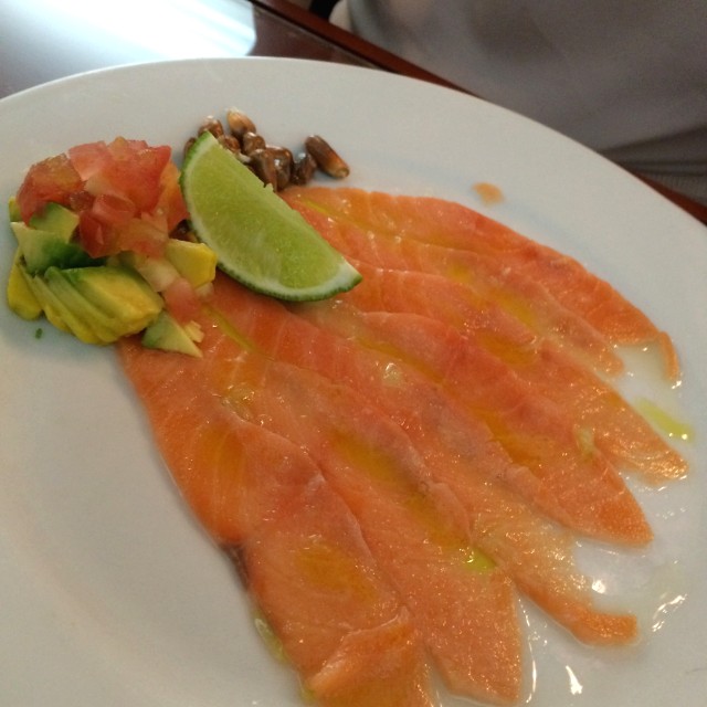 Tiradito de salmón al olivo