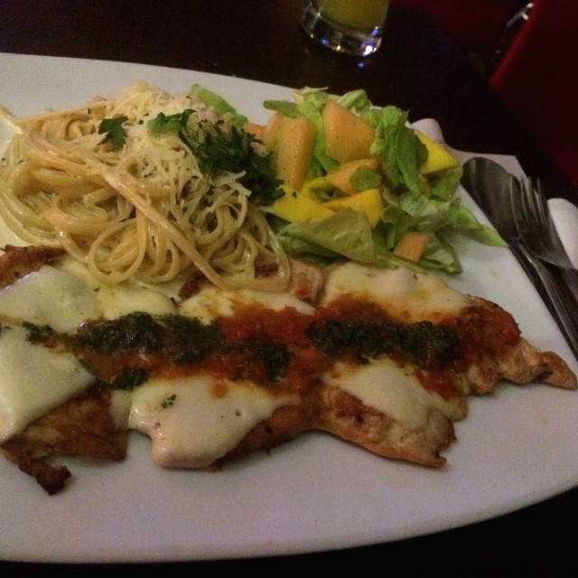 Pasta di alfredo, ensalada de frutas y pollo con queso y chimichurry