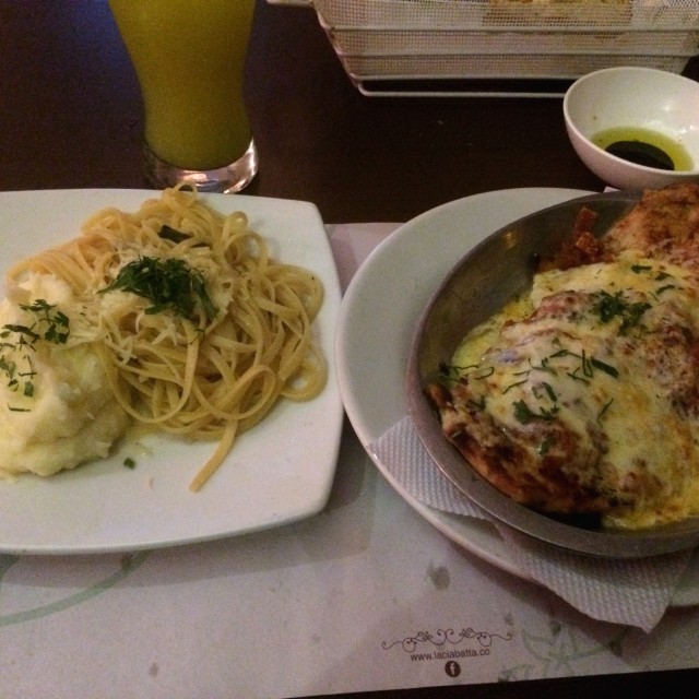 Pasta di alfredo, pure de papa y pollo con queso y espinaca