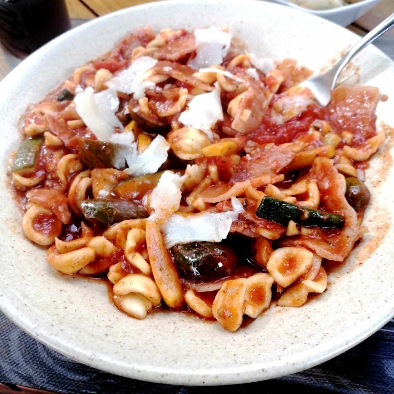Oricchiette con salsa all'amatriciana