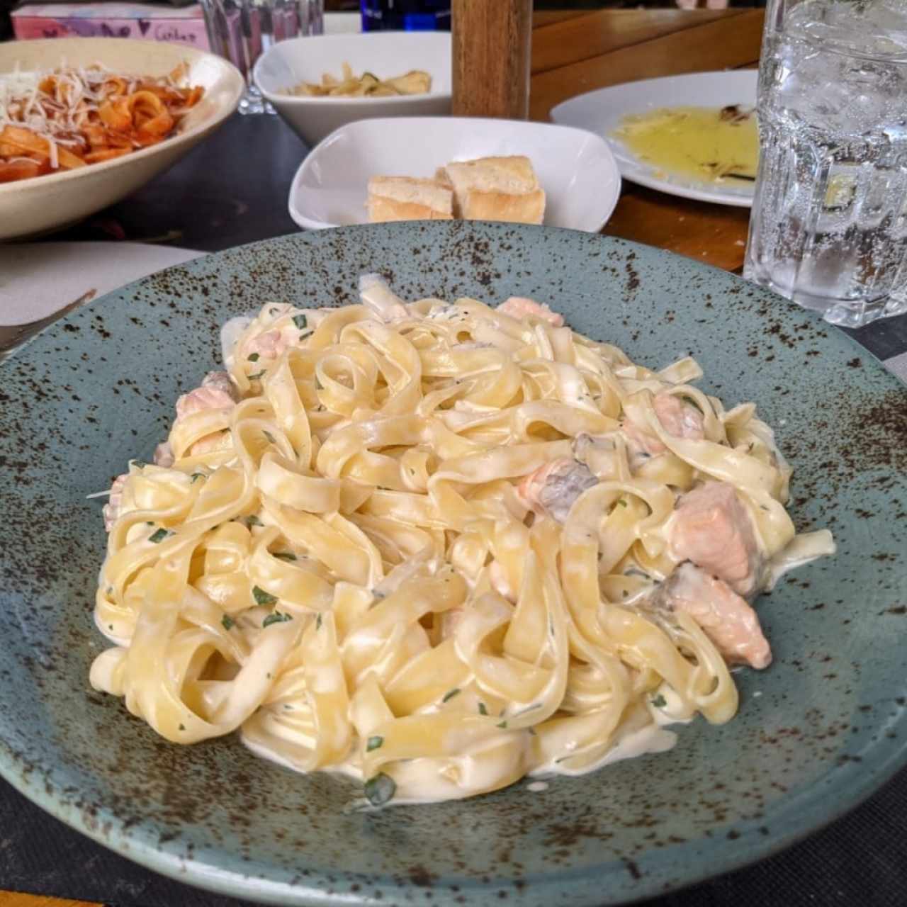 Fetuccini con salmón en salsa blanca