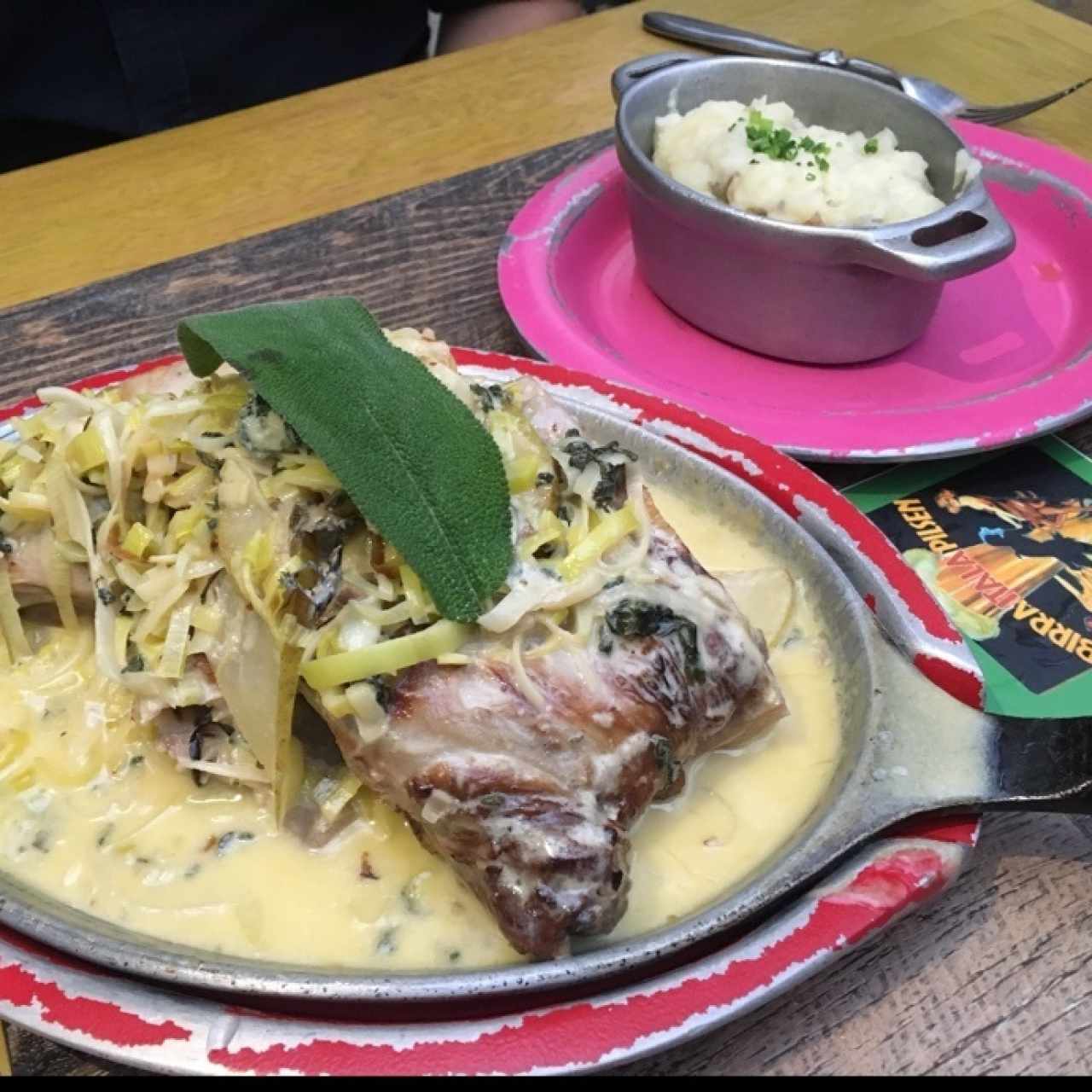 Conejo en salsa de queso azul y pure de papa de acompañamiento