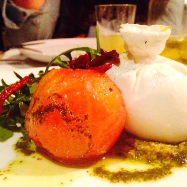 Ensalada de burrata con tomate confitado y 