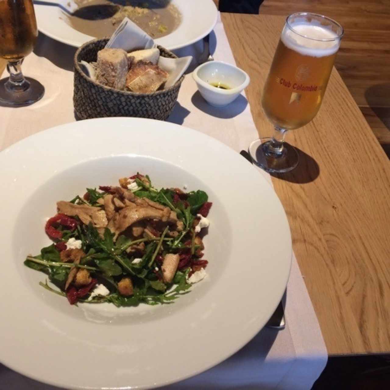 Ensalada de pollo rostizado con tomates secos.