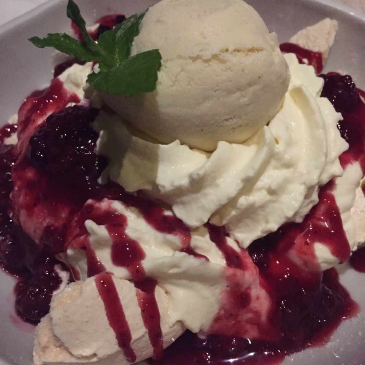 Merengue con frutos rojos