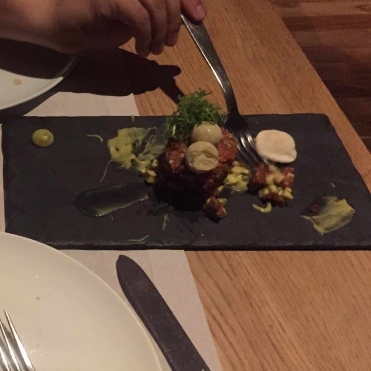 tartar de aguacate y tomate de árbol