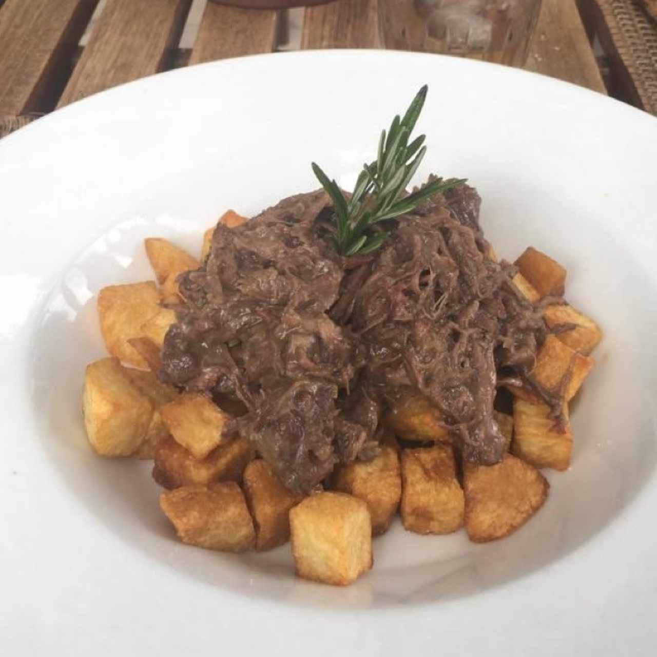 Rabo de toro con papa en cascos