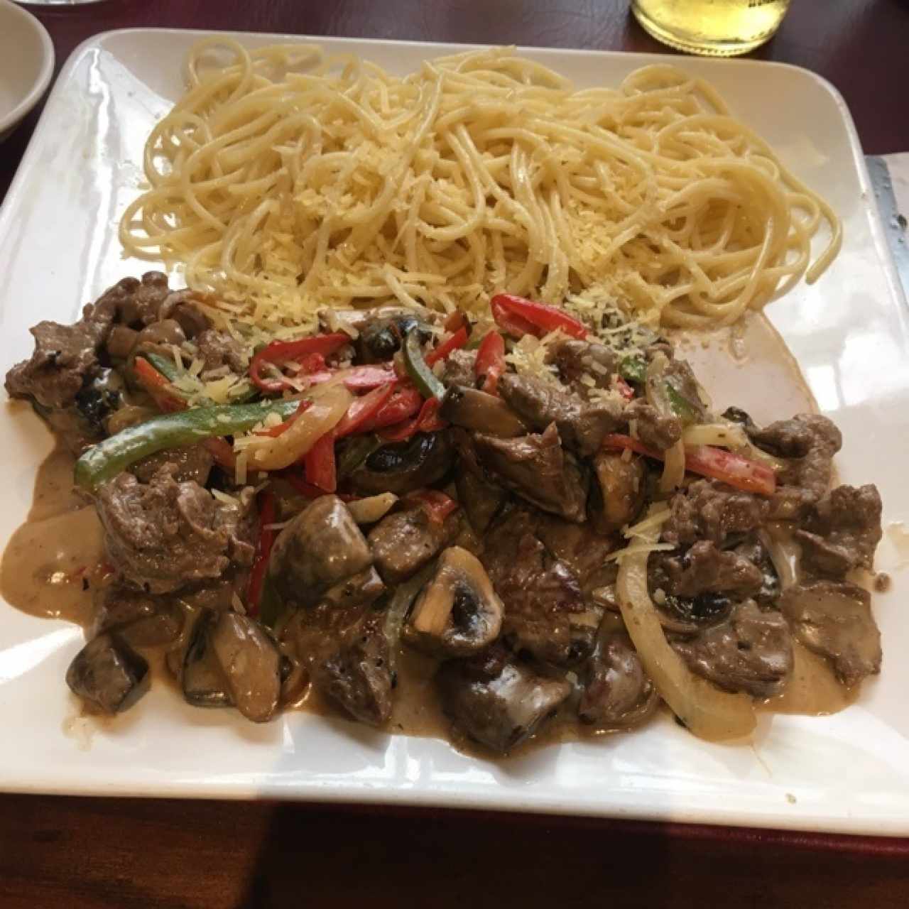 goulash de lomo y pasta
