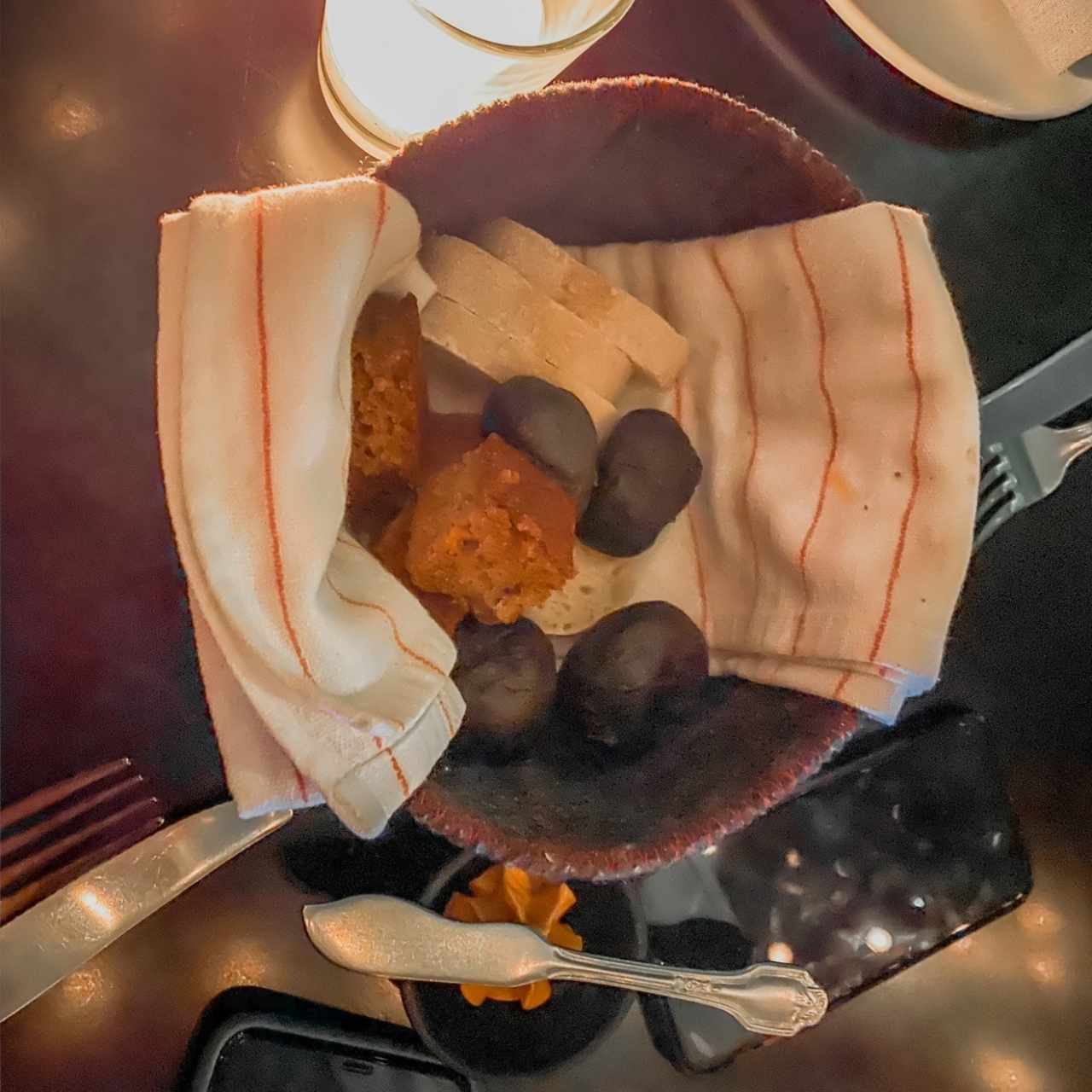 Pan de cortesia con mantequilla de pimentón