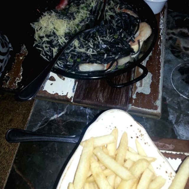Pasta negra con langostinos