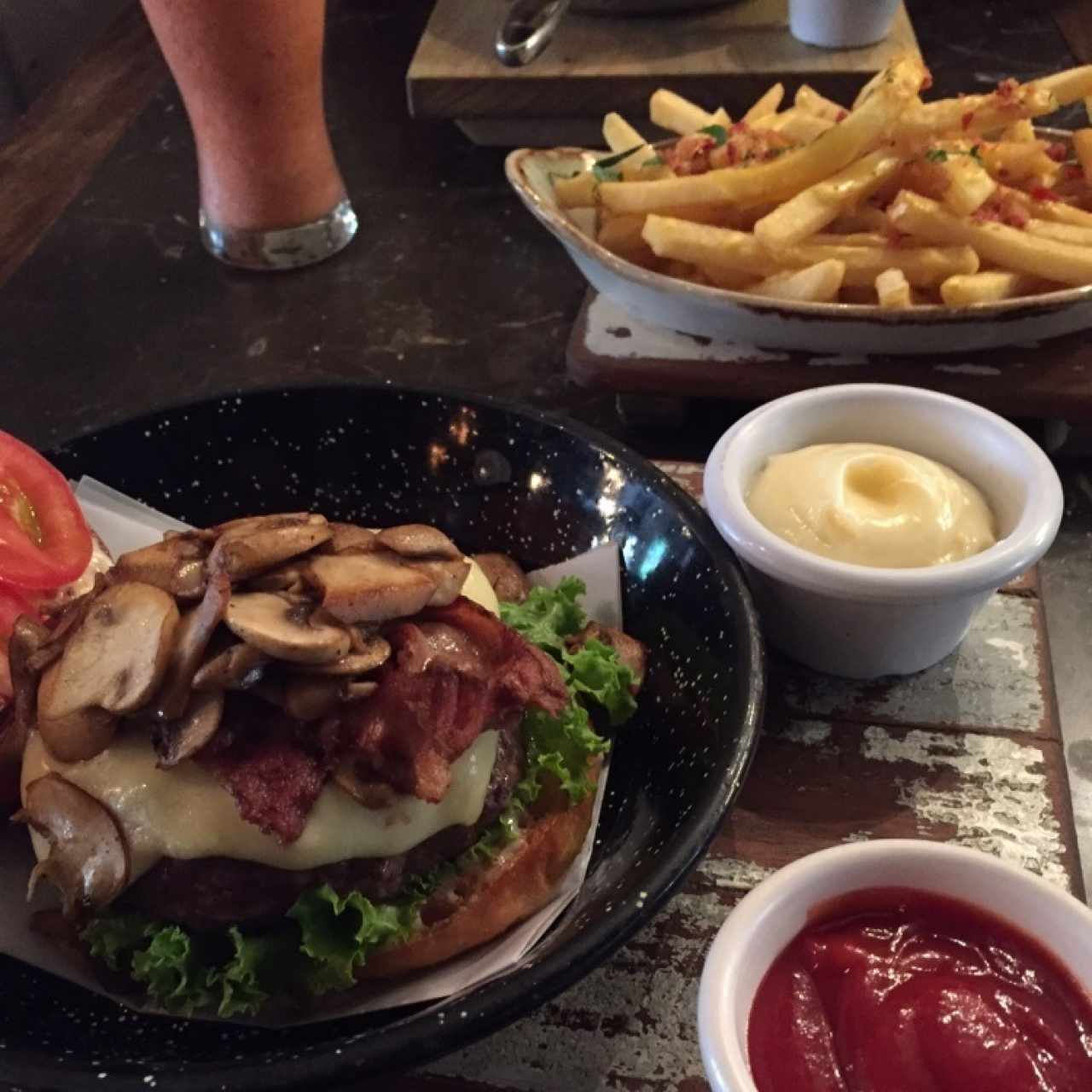 Hamburguesa Bistronomy y Cheese fries.