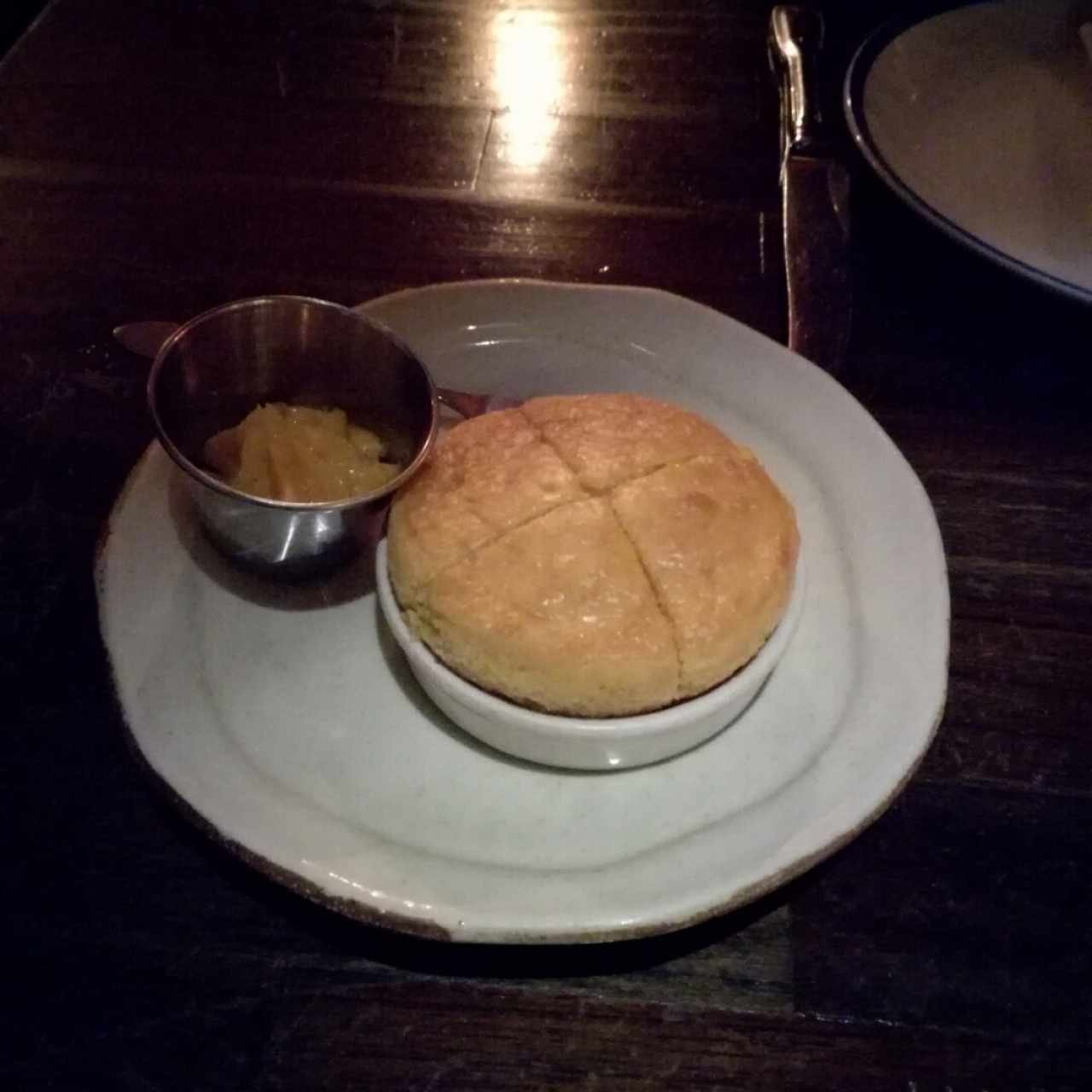 Pan de maíz y mantequilla de pimenton