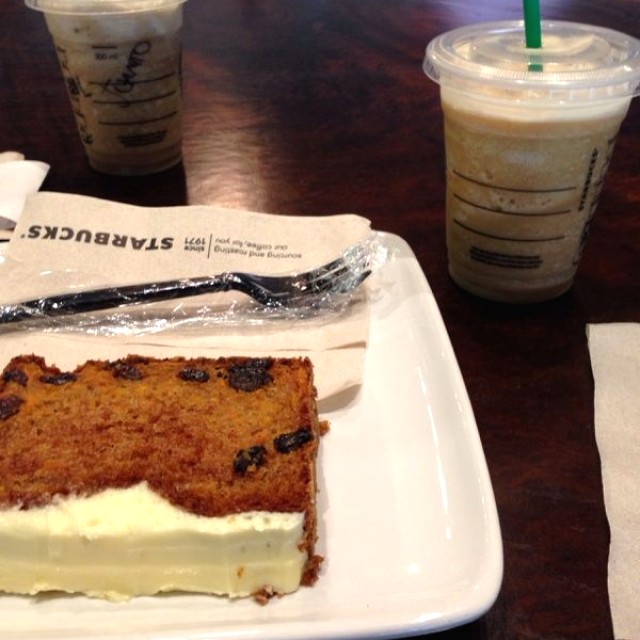 Torta de zanahoria, frapuchino de caramelo 