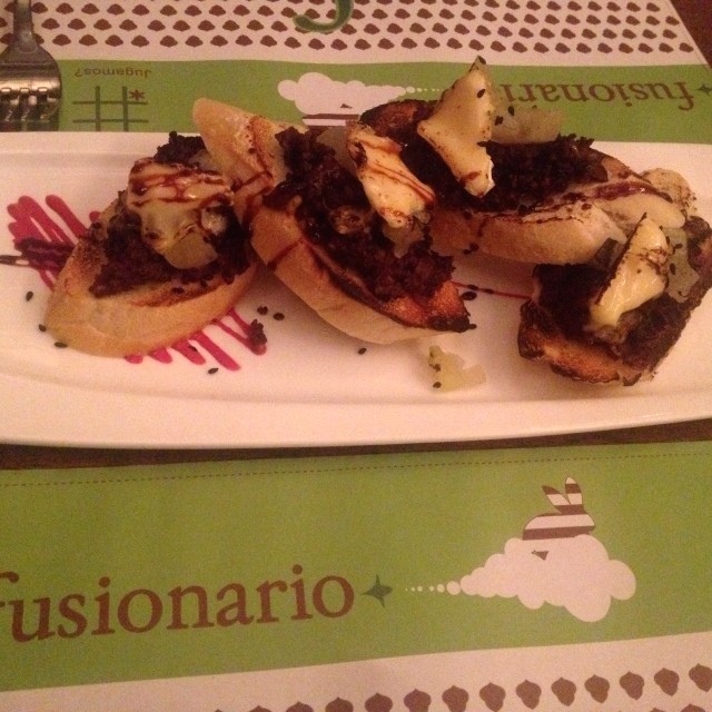 Tapas : Morcilla. Pera. Queso brie. 