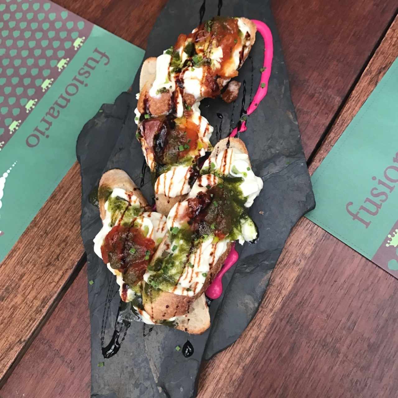 Burrata con tomates picantes y aceite de pesto.