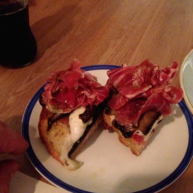 Tostas de setas portobello con jamon iberico