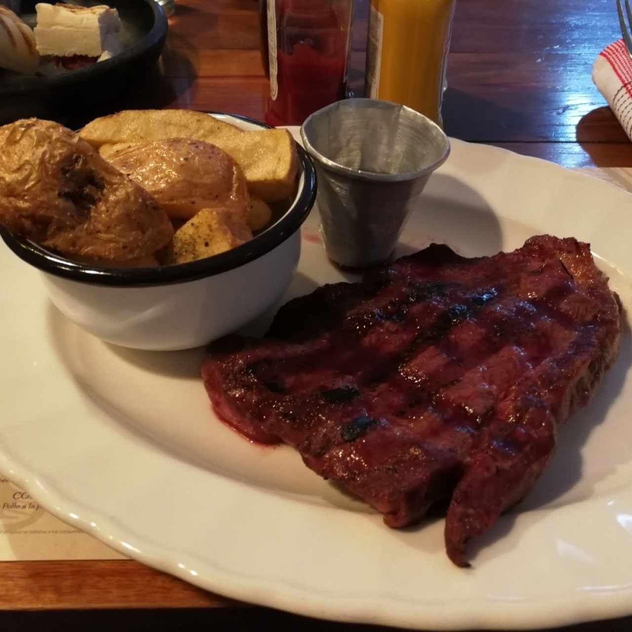 bife de paleta con papas francesas