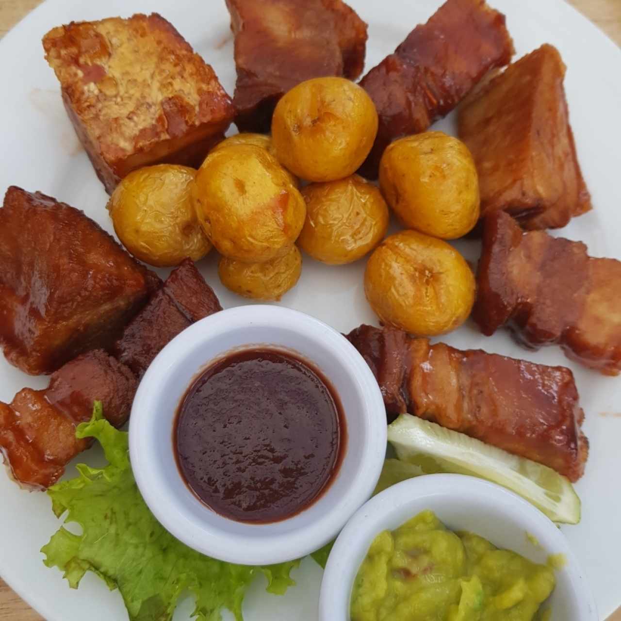 chicharrones en salsa de panela