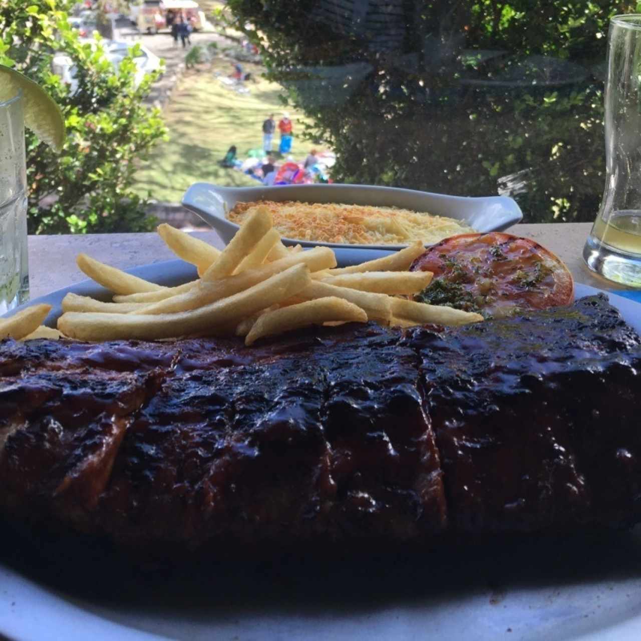Costillas BBQ con acompañamientos: puré y papás a la francesa. 