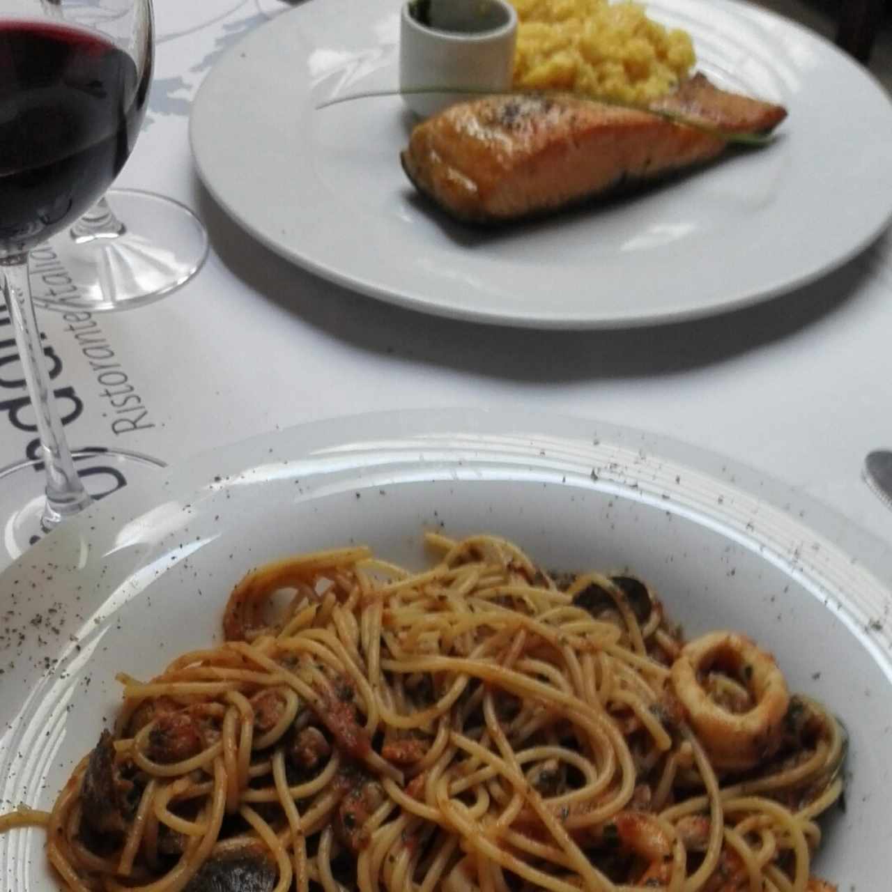 Pasta Marinera y Salmón al pesto