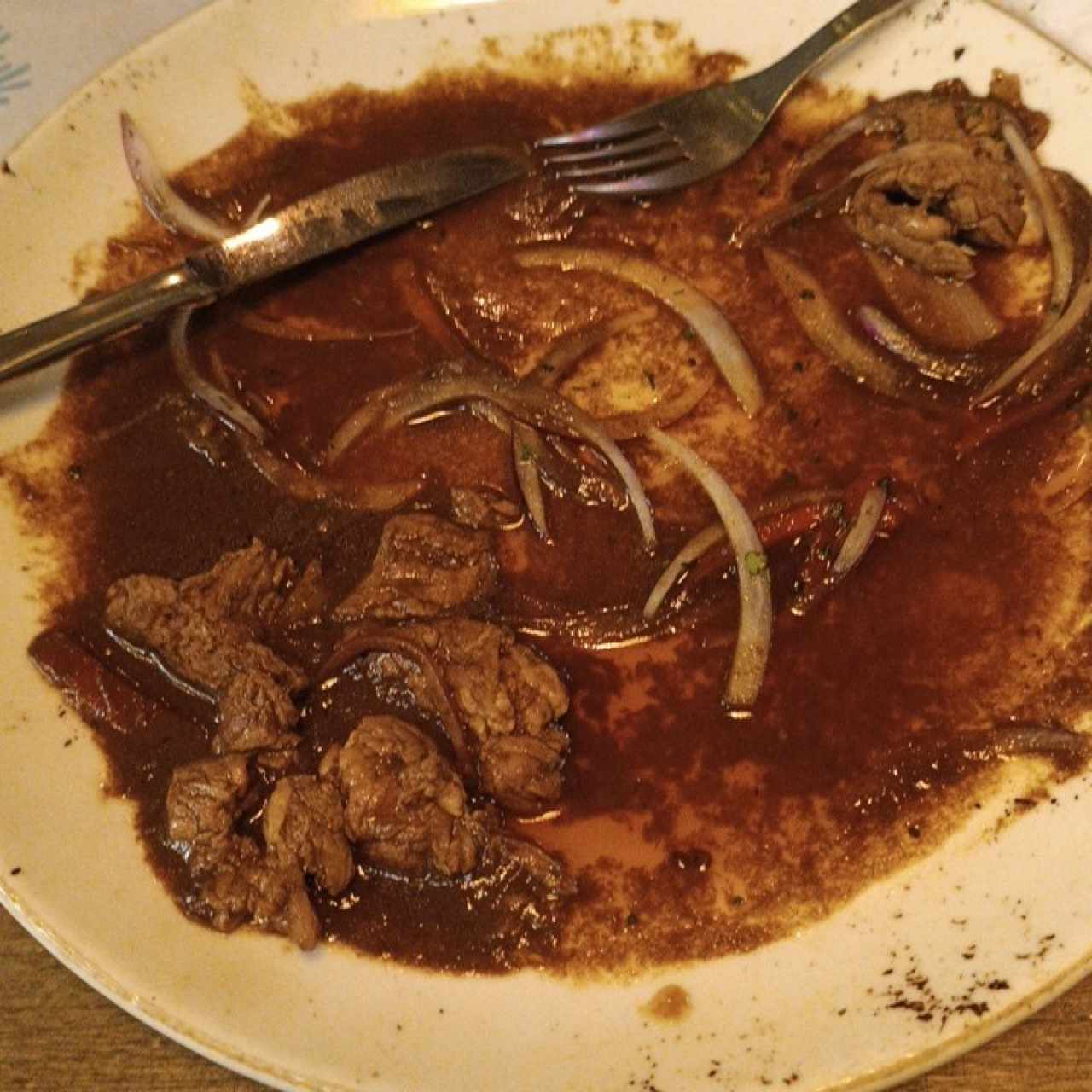 Lomo saltado sin terminar por lo gordo de la carne 