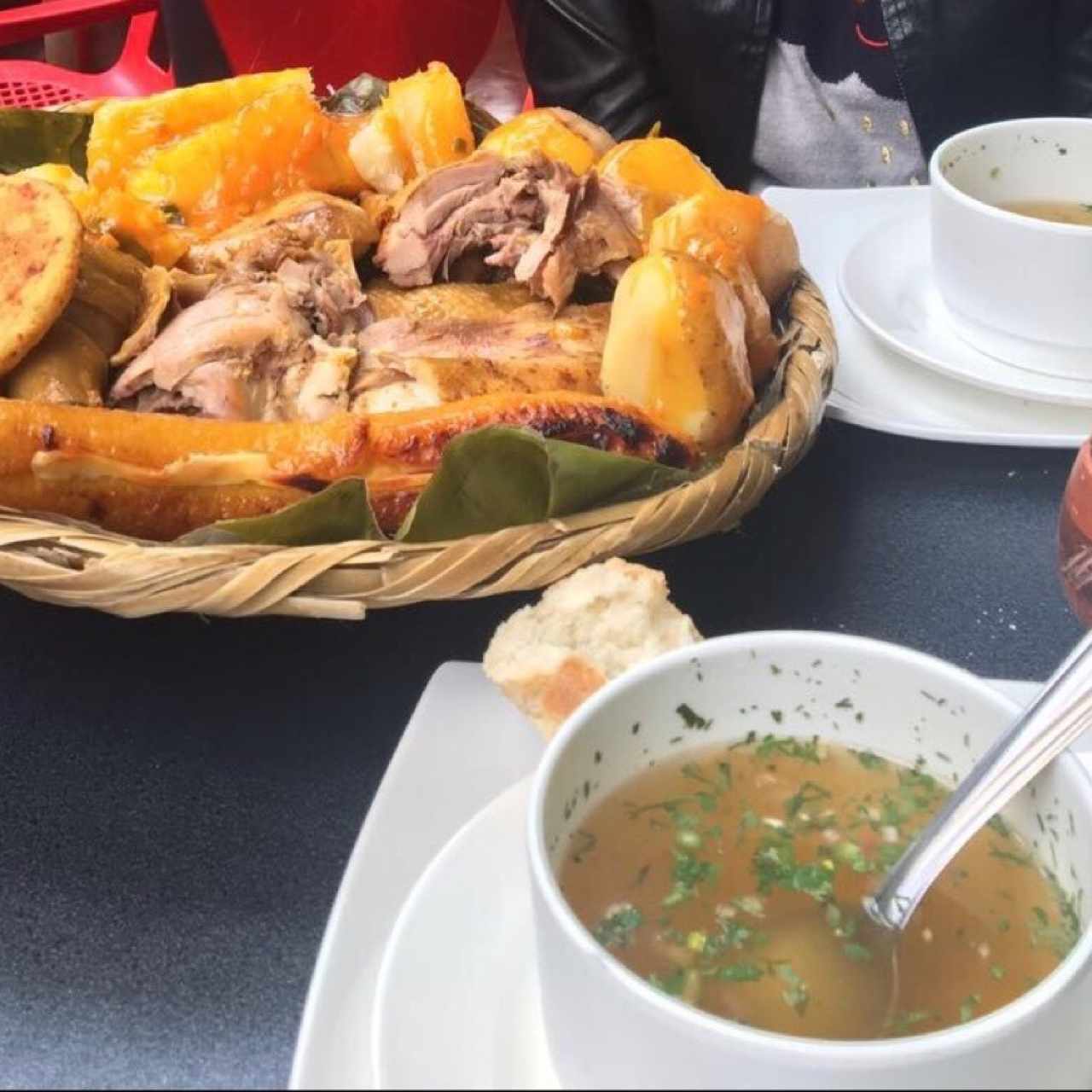 Piquete de gallina y consome