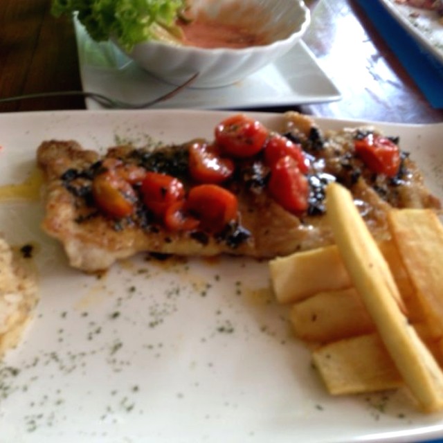 Robalo con tomates frescos y albaca