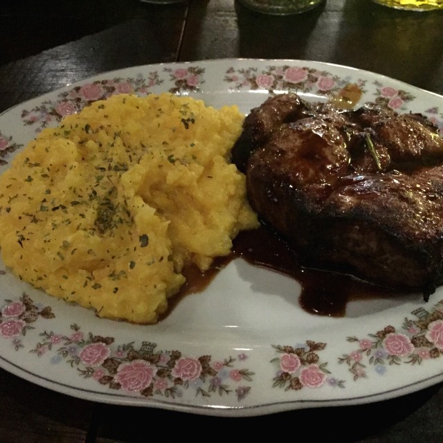 Cerdo laqueado y risotto de azafrán