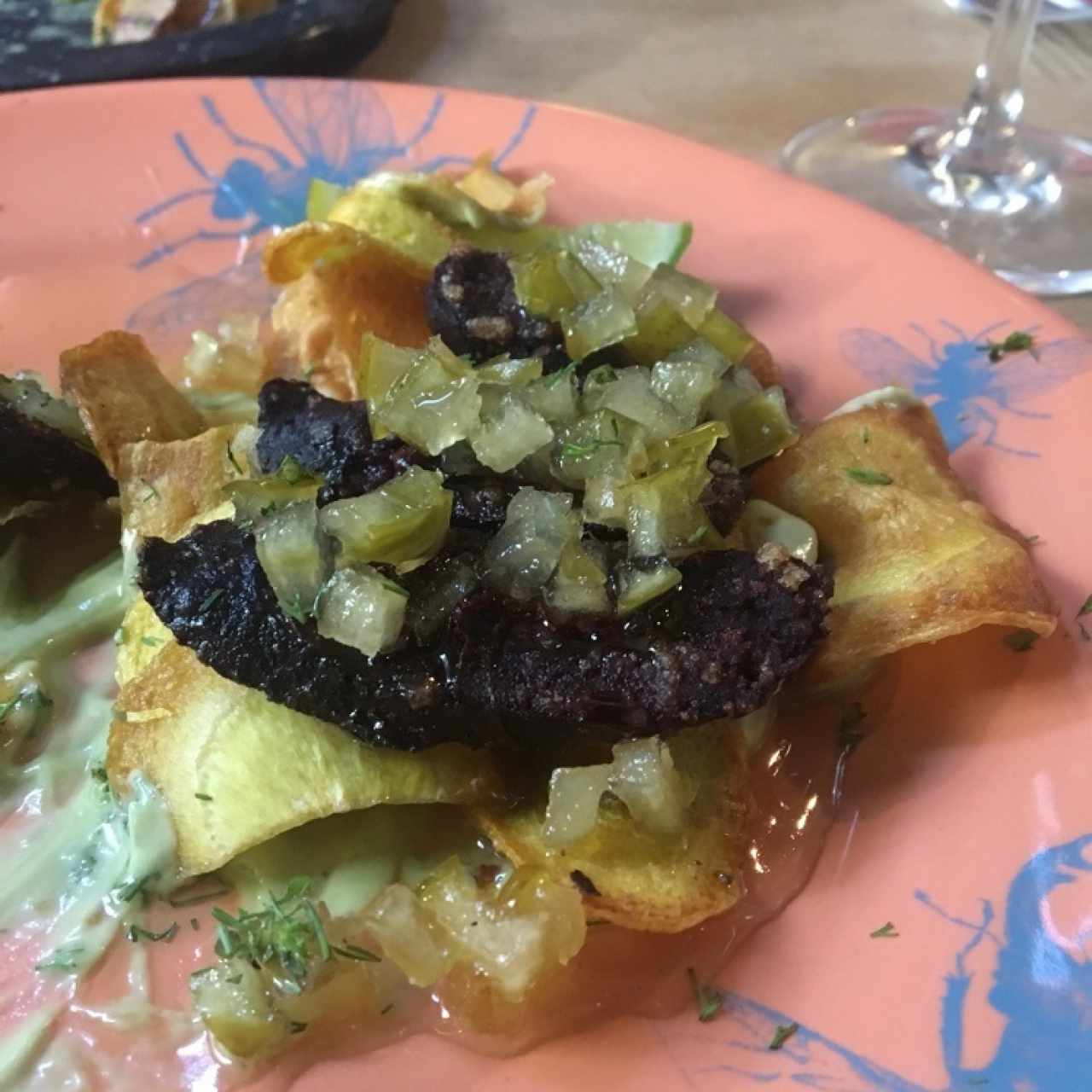 OMERO Morcilla crocante chutney manzana pera chips arracacha crema de aguacate