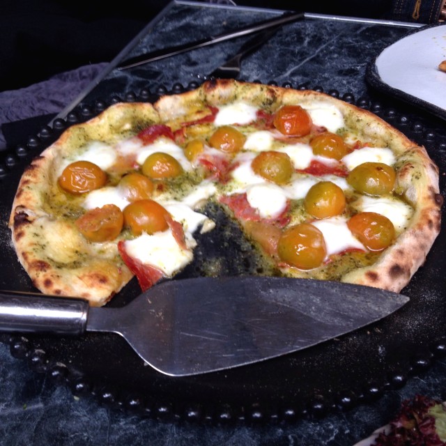 Pizza de pesto con chorizo