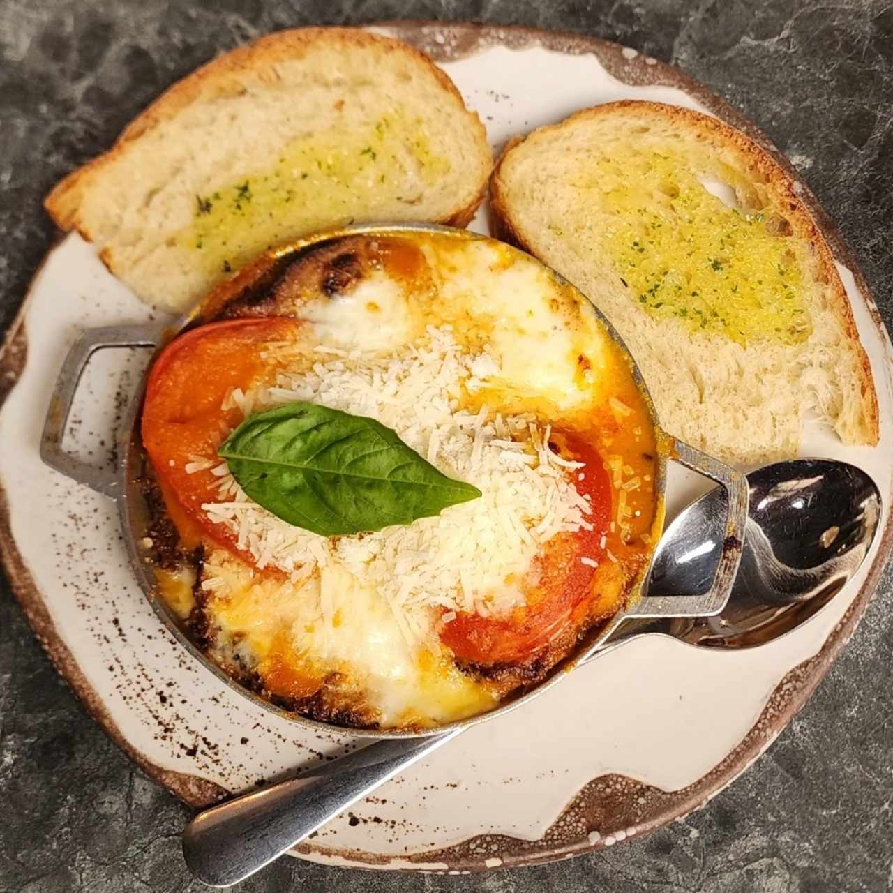 BASQUIAT  (Berengenas al horno con salsa napolitana y queso de bufala y parmesana)