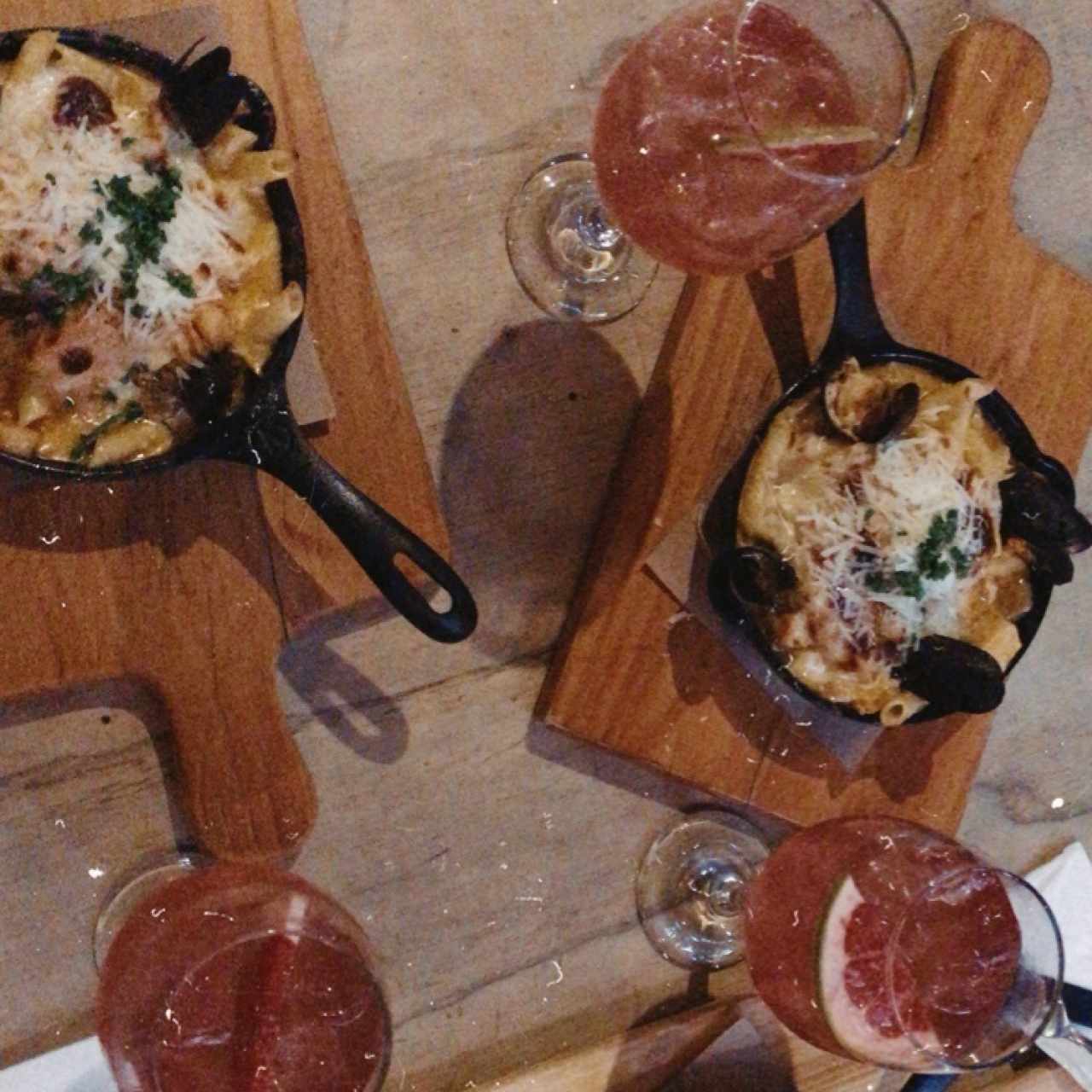 Caldereta; Spagheti con salmón.