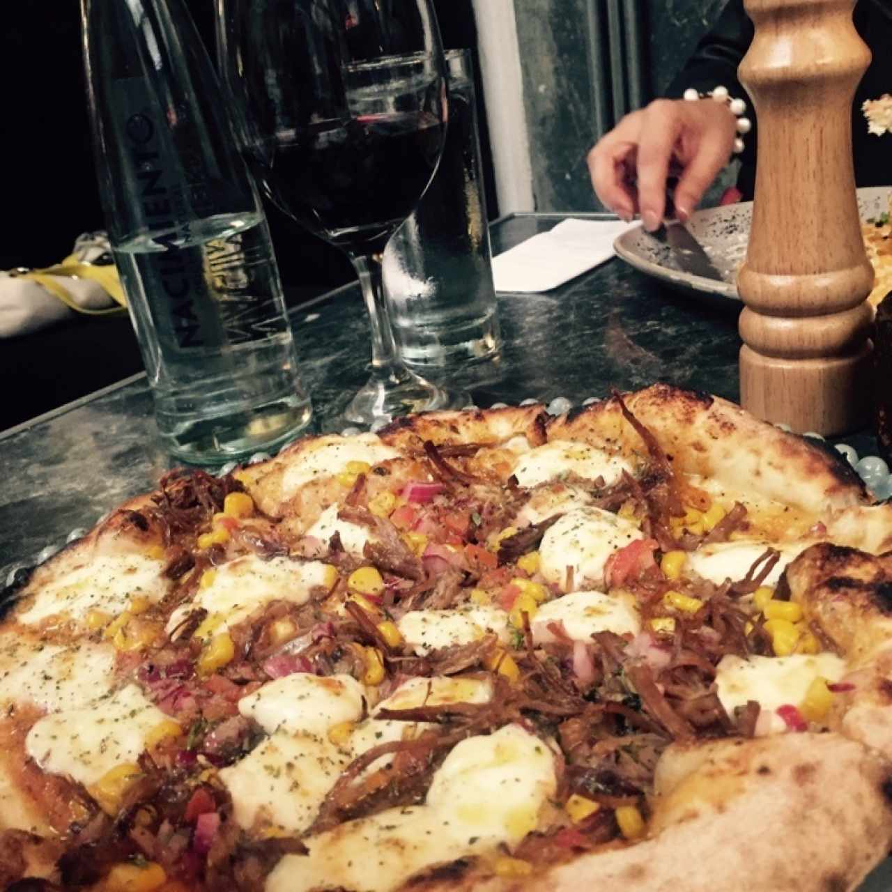 Pizza de mozzarella, maiz y sobrebarriga