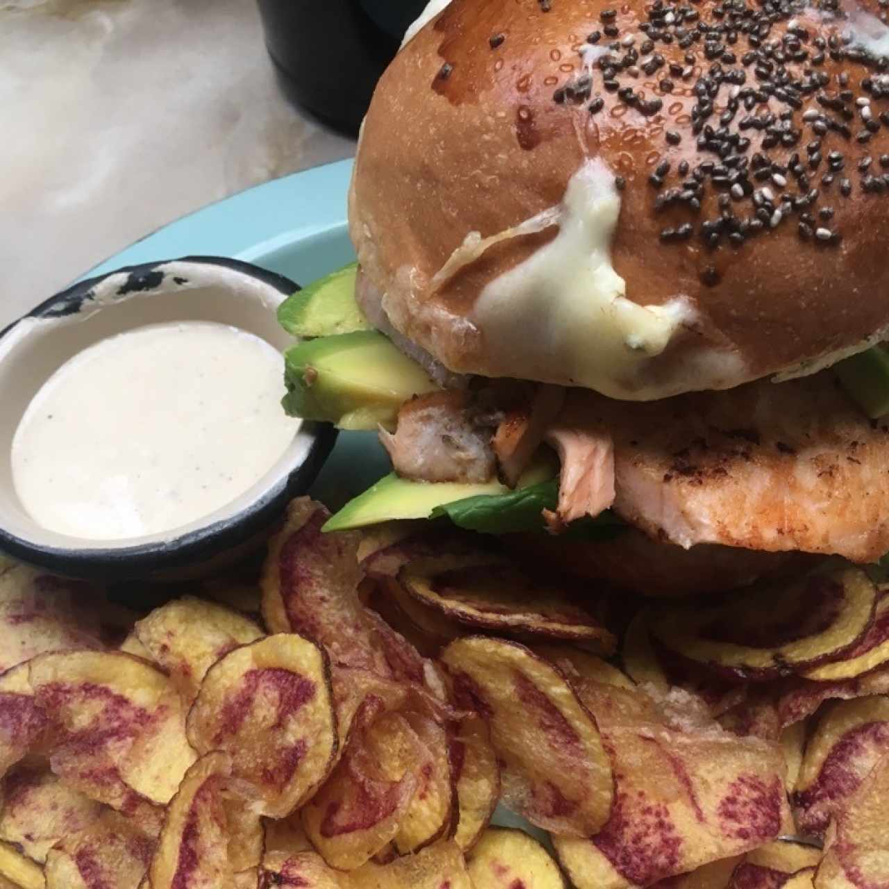 Hamburguesa de salmon con papas nativas 