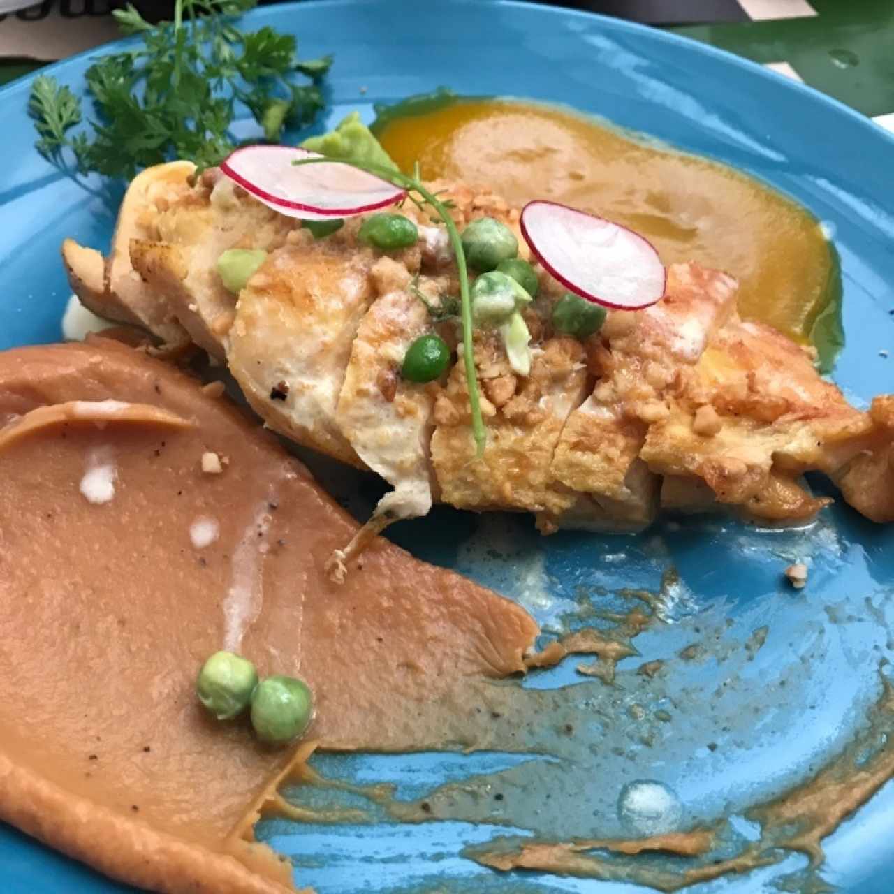 pechuga de pollo campesina asada con costra de macadamia,pure de platano...