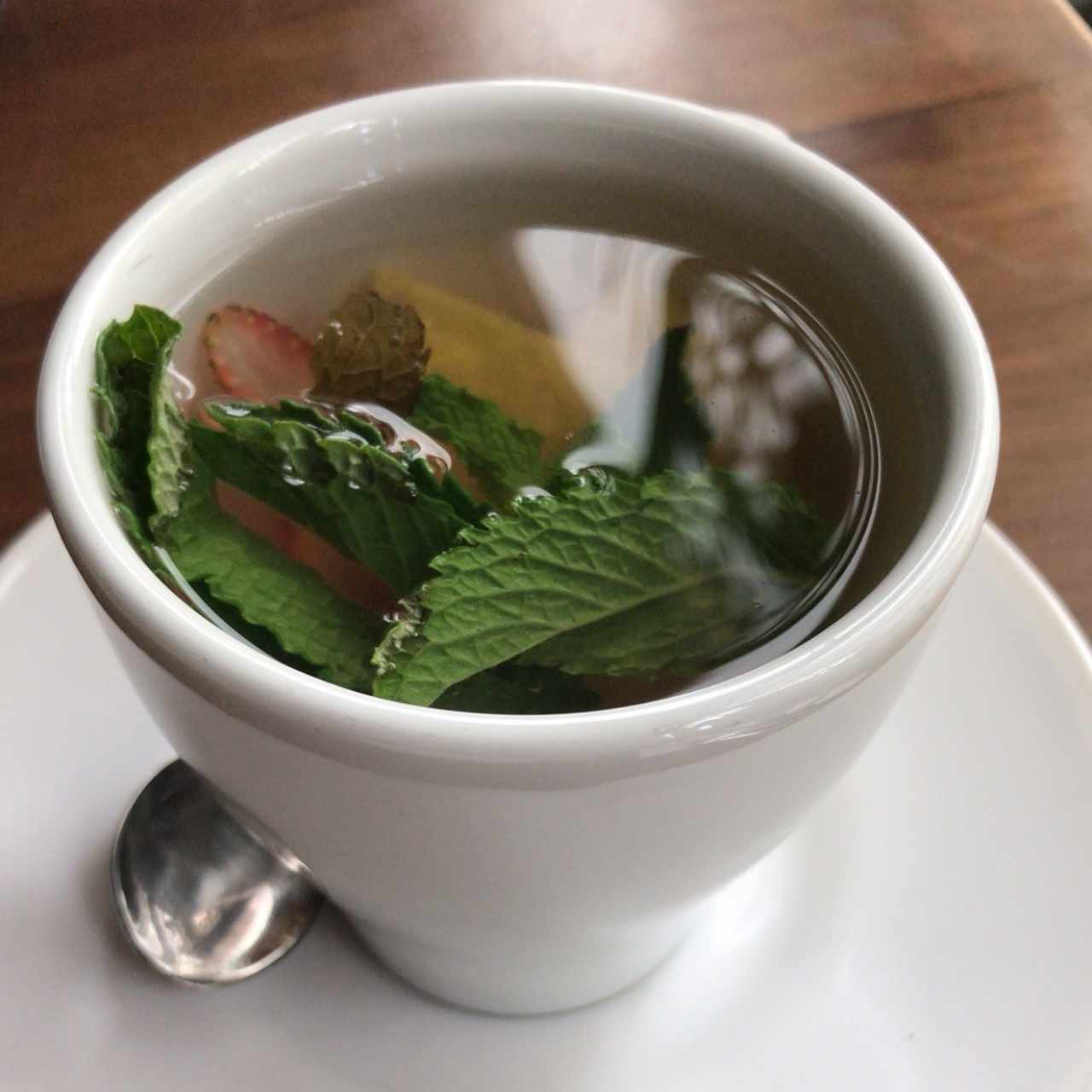Infusión de frutas y toronjil