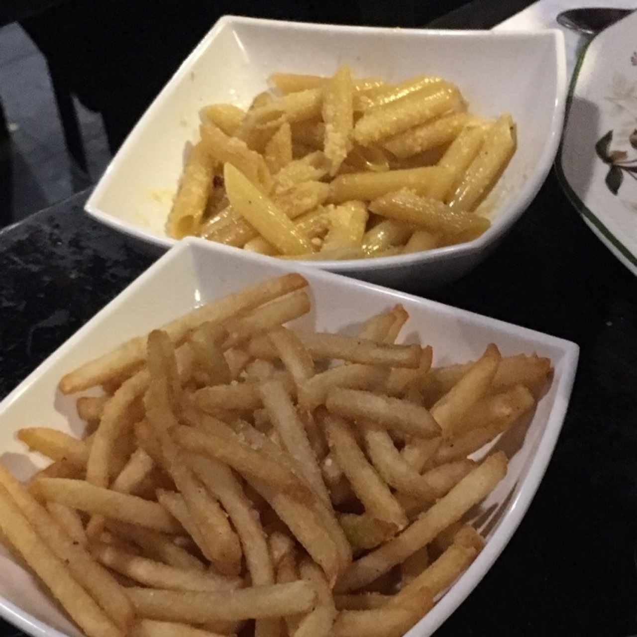 Acompañamiento Penne al burro y papas a la francesa
