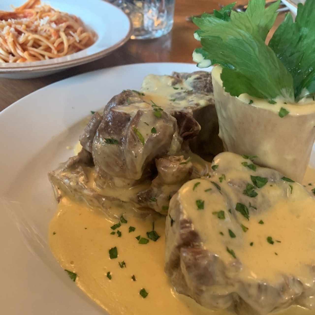 osobuco de res con salsa de mostaza dijon