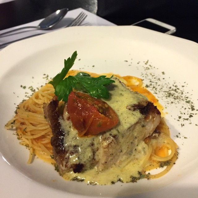 Corvina a las finas hierbas