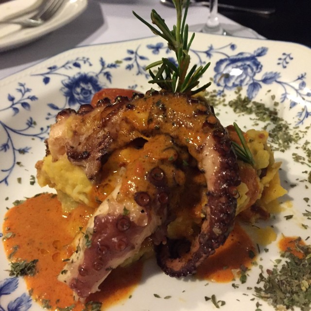 Pulpo y puré rústico con chorizo español