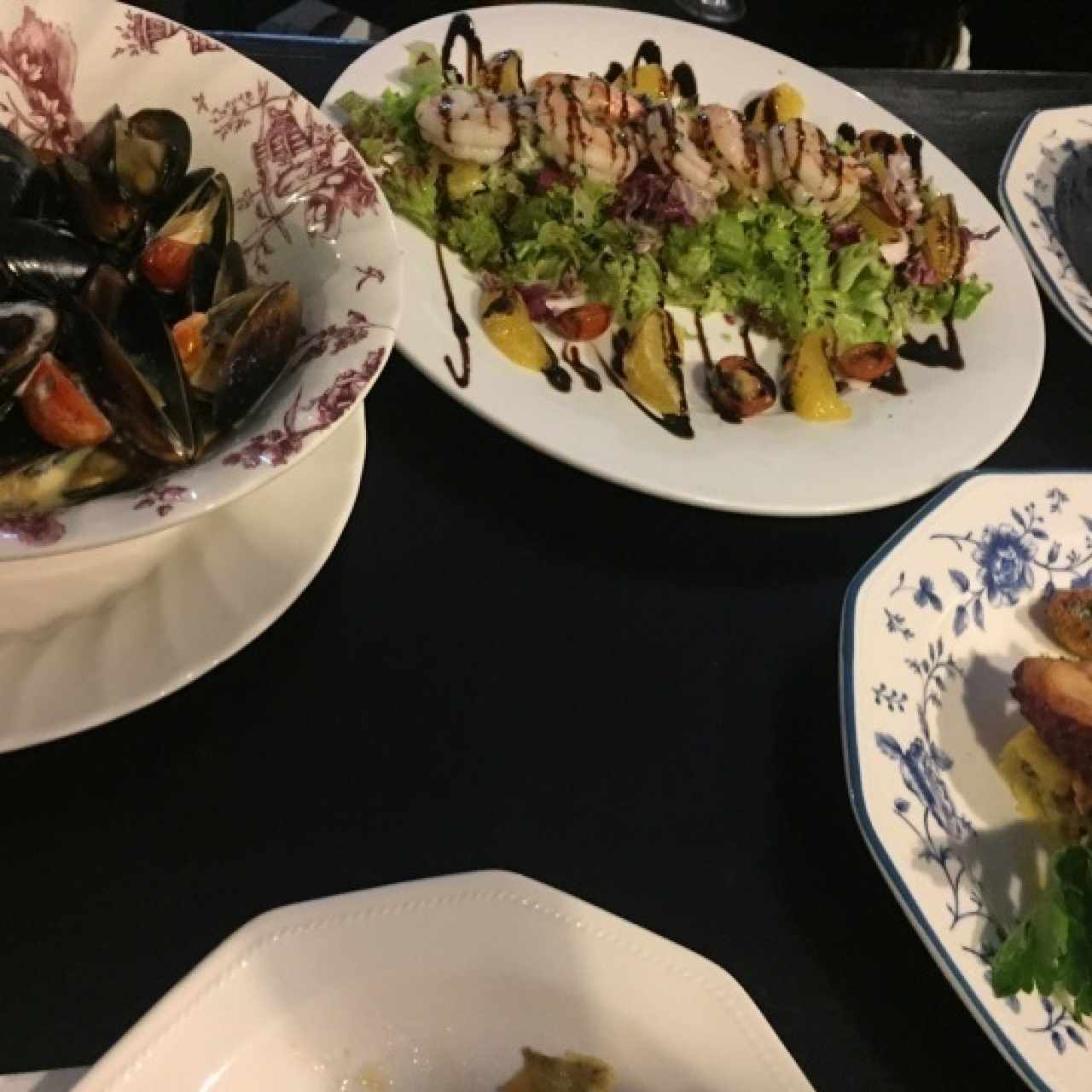 mejillones y ensalada con langostinos 