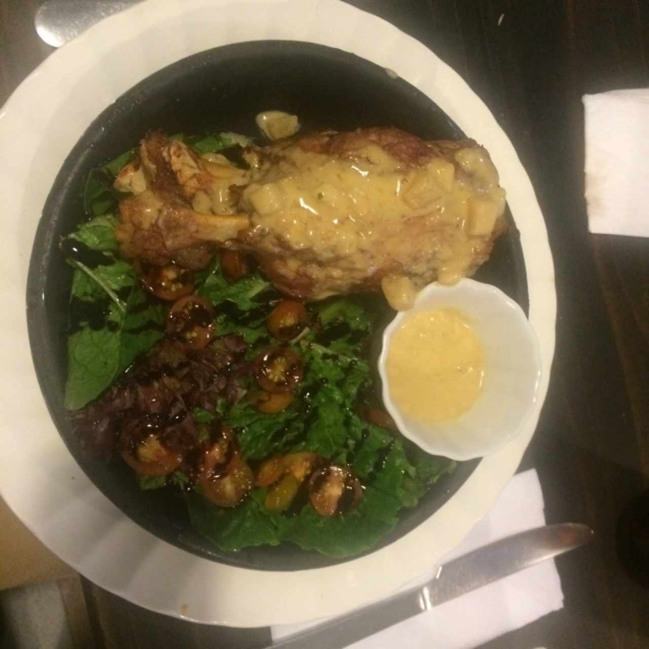 Codillo de cerdo con salsa de mostaza dijon y pera