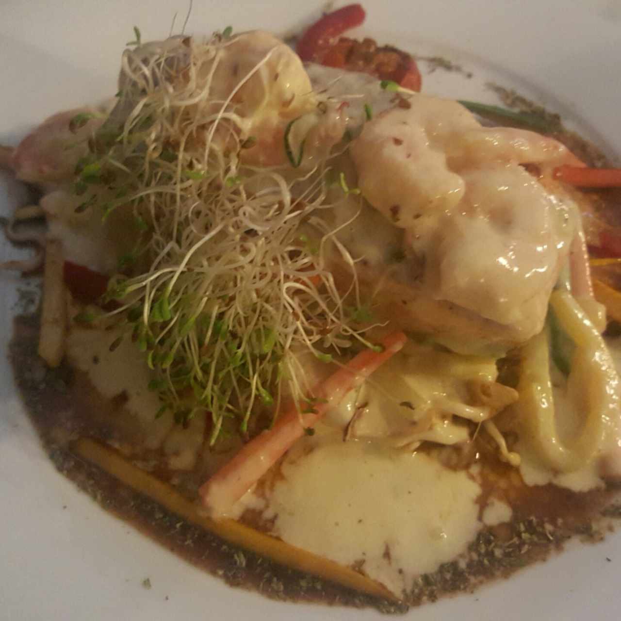 Salmón a la parrilla en salsa de camarón 